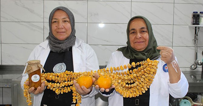 Turunçlar kadınlar eliyle reçele dönüşüyor!