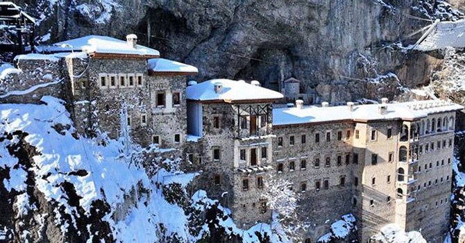 Tarihi Sümela Manastırı karla kaplandı