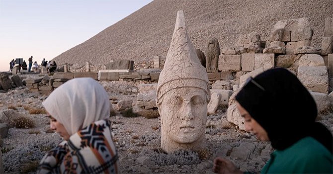 Devasa taş tanrıların 2000 yıllık bir gizemi koruduğu yer