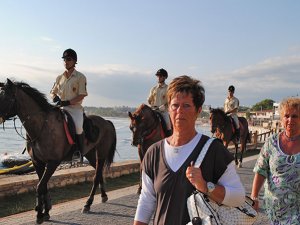 Side'de turistelere atlı jandarma yardım ediyor