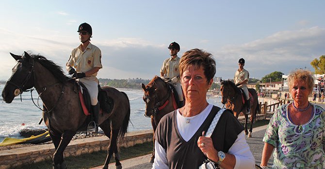 Side'de turistelere atlı jandarma yardım ediyor