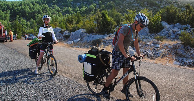 Alman bisiklet sevdalıları üç köylü görmek için pedal çeviriyor