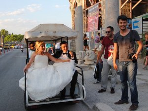 Yabancı dil bilen turizm çalışanları yabancı kadınlarla evleniyor