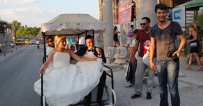 Yabancı dil bilen turizm çalışanları yabancı kadınlarla evleniyor