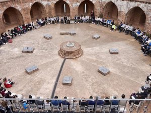 Kızılkule'nin 800 yıl anısına 800 öğrenci kalede kitap okudu