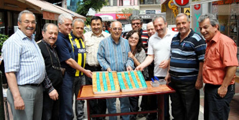 Sarı-lacivertli baklava kapışıldı