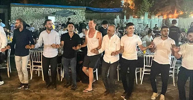 Turistler Sünnet Düğününde Pistin Tozunu Attı!
