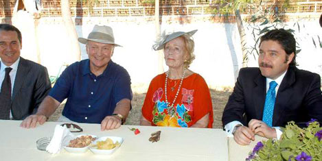 Kaptan June'e, "Kraliyet nişanı"