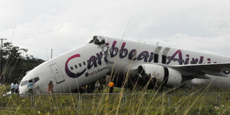 Uçak ikiye bölündü, ölen yok