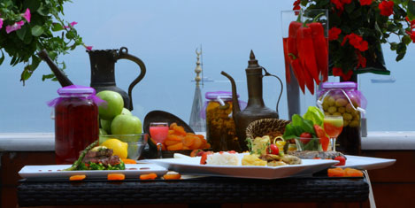 Mahya ışıltılarıyla iftar sofrası