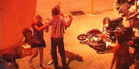 Türk kızları İngiliz turistler dövüştü