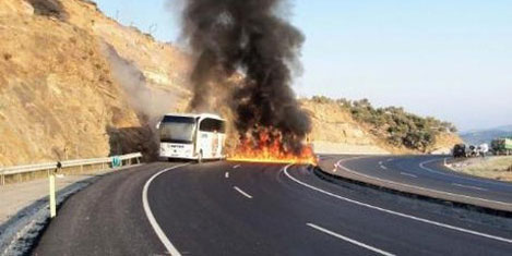 Yanan otobüste 50 yolcu kurtuldu