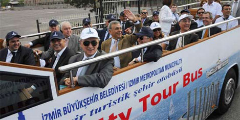 İzmir'de üstü açık tur otobüsleri