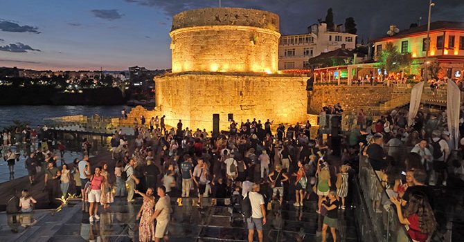 2000 yıllık Hıdırlık Kulesi müzik ve sanatı buluştuğu yer oldu