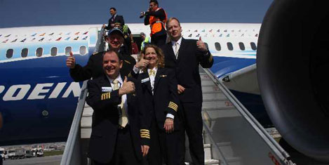 Boeing 787 Dreamliner tanıtıldı