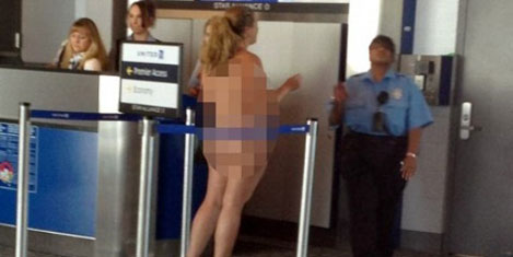 Havaalanında çırılçıplak soyundu