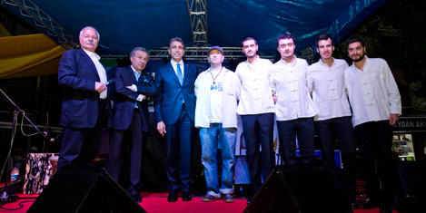 Samatya'da Mercan Dede sahnede