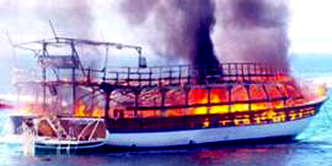 Ayvalık'ta tur teknesi yandı