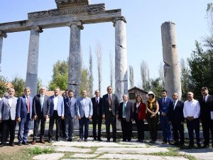 Bakan Ersoy: Kazı çalışmalarını yerli arkeologlar yapmalı