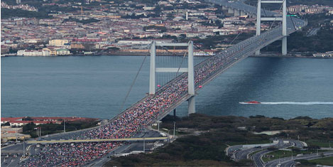 Köprü beşik gibi sallandı