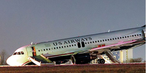 Uçak, burnu üzerine çakıldı