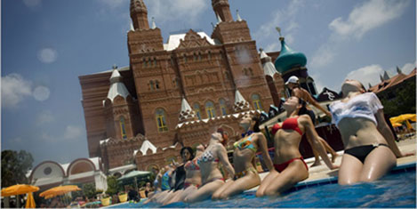 Avrupalı doyacağı kadar alıyor