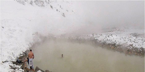 Kar altında kaplıca keyfi