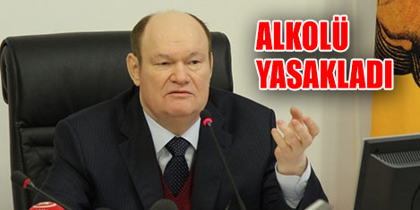 Türkiye'den döndü, alkolü yasakladı