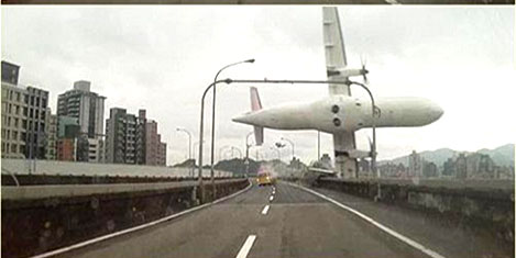 Tayvan'da uçak nehire düştü