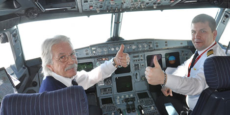 Pilot, son uçuşunu oğluyla yaptı