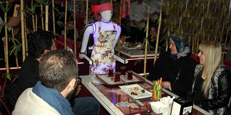 Konyada robot garson işbaşı yaptı