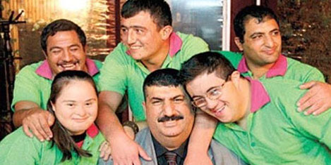 Müşterileri öperek karşılıyorlar