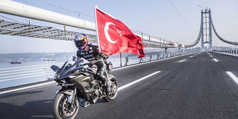 Sofuoğlu köprüden 400 km ile geçti