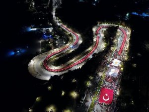 Antalya, Cumhuriyet için dev Türk bayrağı ile yürüdü
