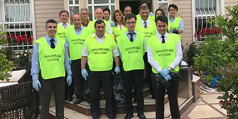 Otel çalışanlarının sahil temizliği