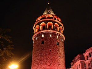 Galata Kulesi'nde 'kadına şiddet' turuncusu