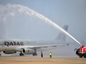 Katar uçağı 'su takı' ile karşılandı