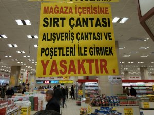Zincir marketin mağazalarına asılan afiş tepki çekti