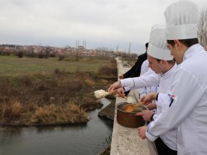 Tarihi yaşatmak için nehre pilav döktüler