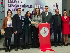 İstanbul’un renklerini lalelerle suluboya resimlere yansıttı