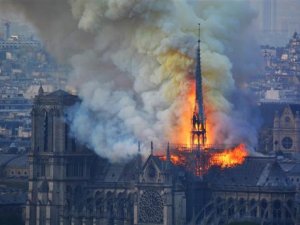 Dünyaca ünlü Notre Dame Katedrali yangınla kül oldu!
