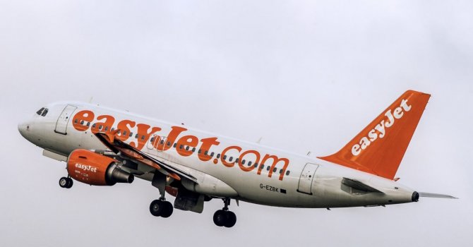 easyJet, belirli uçuşlarda maske takma kurallarını gevşetiyor