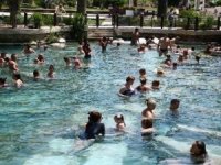 2500 yüzyıllık antik havuzda 2000 turist tarihe yüzüyor