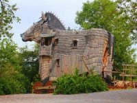 Belçika’da Truva Atı şeklindeki otel: La Balade Des Gnomes