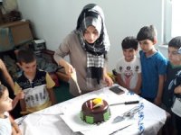 Camide yaz kursunda doğum günü kutlaması