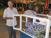 Seyyar pastane Mehmet Yapar, 30 yıldır lezzet satıyor