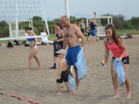 Finlandiyalı voleybolcular Lara Plajını temizledi