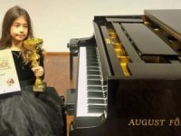 Piyanonun altın kızı Nil Göksel, Viyana'da birinci oldu