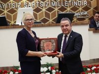 Başkan Böcek Patara Kazı Başkanı Işık’a plaketle teşekkür etti