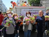Antalya'da Anneler Günü'nde 100 bin saksıda çiçek dağıtIldı